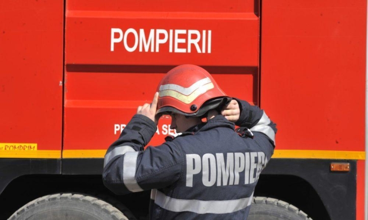 Casă cuprinsă de flăcări, în comuna Râfov. O persoană a suferit arsuri