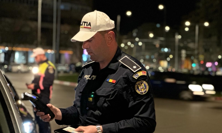 Doi bărbați, prinși în Prahova cu alcoolemii uriașe: unul s-a izbit cu ATV-ul de o mașină, altul a intrat cu autoturismul într-un sens giratoriu