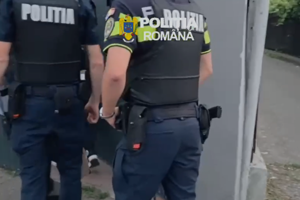 Trei persoane, cercetate în Ploiești pentru lovire, lipsire de libertate și agresiune sexuală. Cinci percheziții, într-un dosar penal