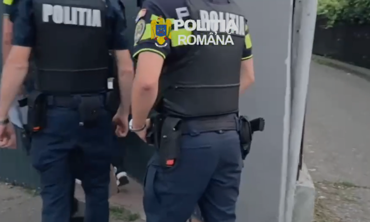 Trei persoane, cercetate în Ploiești pentru lovire, lipsire de libertate și agresiune sexuală. Cinci percheziții, într-un dosar penal