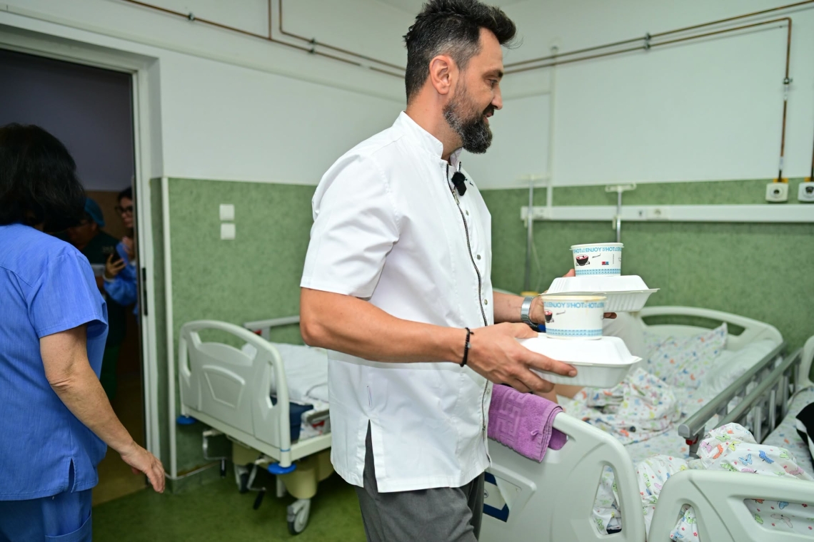 Chef Orlando Zaharia a gătit pentru copiii internați la Spitalul de Pediatrie Ploiești, în cadrul proiectului „Gustos și Sănătos”