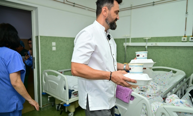 Chef Orlando Zaharia a gătit pentru copiii internați la Spitalul de Pediatrie Ploiești, în cadrul proiectului „Gustos și Sănătos”