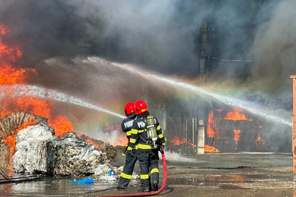 Zeci de tone de mase plastice, deșeuri din lemn și carton au ars în incendiul din Băicoi. Pompierii au stabilit cauza probabilă a izbucnirii focului