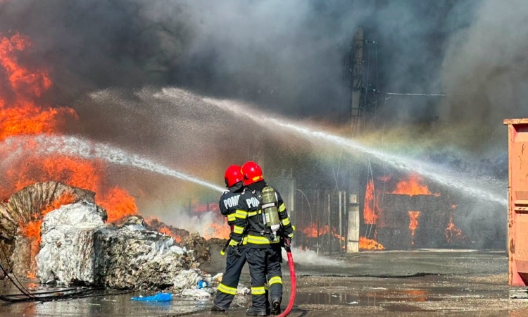Zeci de tone de mase plastice, deșeuri din lemn și carton au ars în incendiul din Băicoi. Pompierii au stabilit cauza probabilă a izbucnirii focului