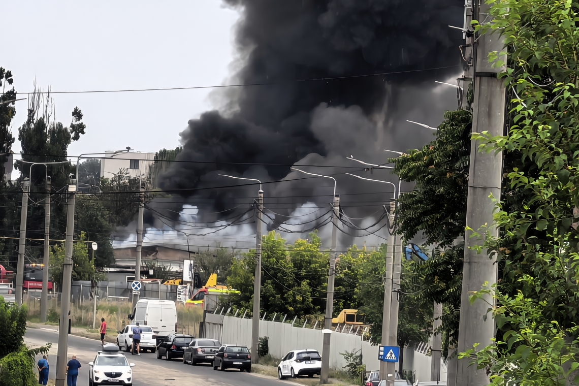 UPDATE | Incendiu de proporții în Ploiești, vizavi de Rafinăria Lukoil 
