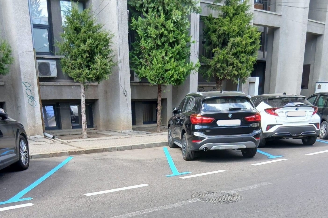 Parcările cu plată de pe strada Maramureș din Ploiești, marcate cu albastru. SGU Ploiești explică de ce se folosește această culoare