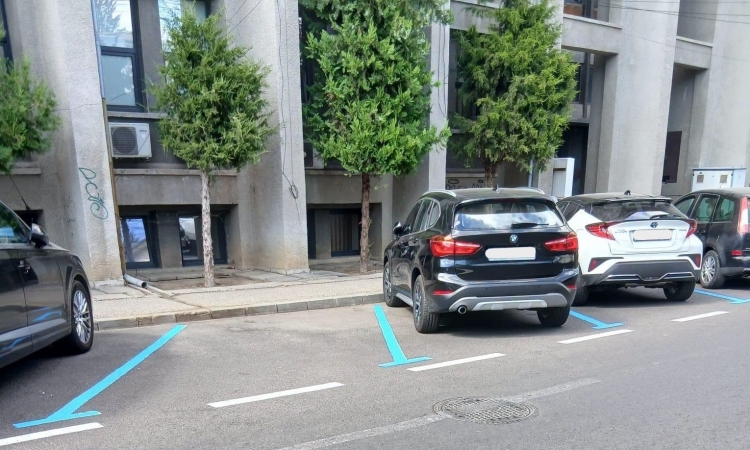 Parcările cu plată de pe strada Maramureș din Ploiești, marcate cu albastru. SGU Ploiești explică de ce se folosește această culoare