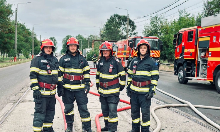 Pompierii prahoveni, dincolo de foc și fum