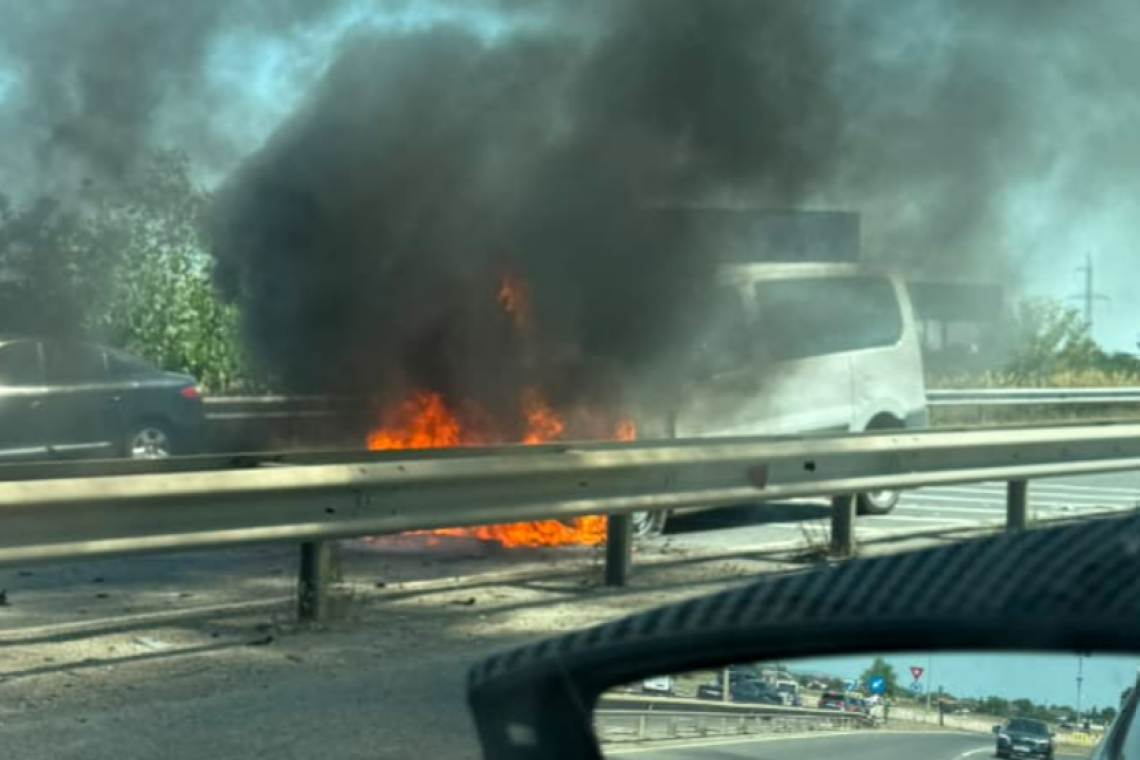 Incendiu la un autoturism, pe autostrada A3, în zona Bărcănești. Nu au fost victime