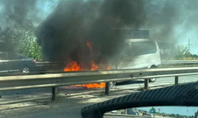 Incendiu la un autoturism, pe autostrada A3, în zona Bărcănești. Nu au fost victime
