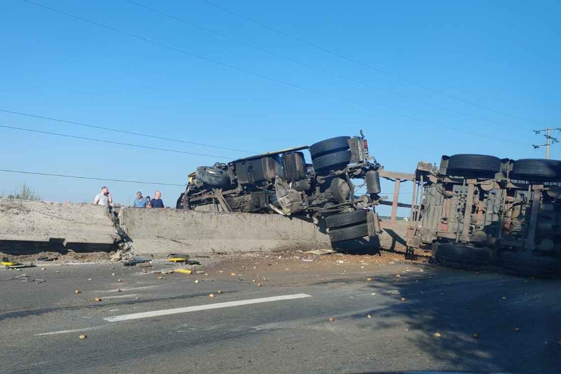 Un autocamion s-a răsturnat la ieșirea din Ploiești spre Câmpina. Trafic blocat