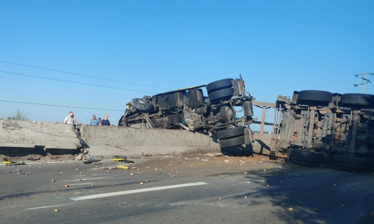 Un autocamion s-a răsturnat la ieșirea din Ploiești spre Câmpina. Trafic blocat