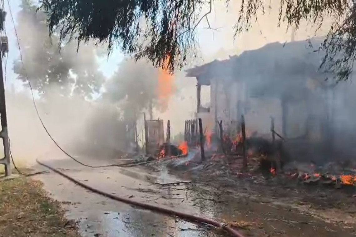 Incendiu în Valea Călugărească. O casă a fost cuprinsă de flăcări, iar pompierii intervin cu trei autospeciale de stingere