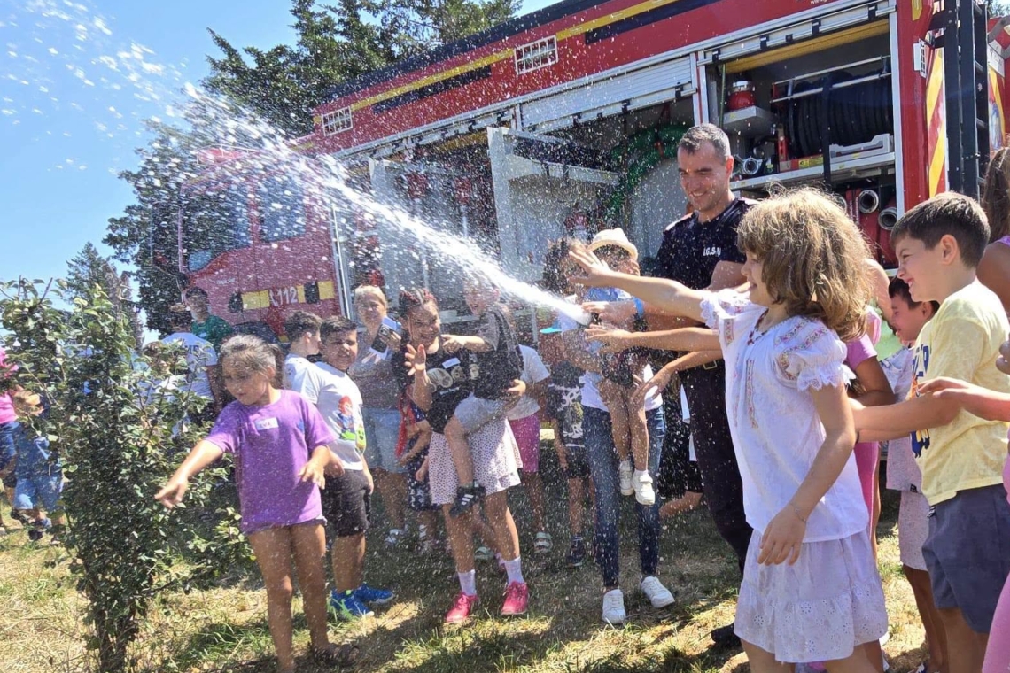 Pompierii, în mijlocul copiilor din Poienarii Burchii. Lecții de siguranță într-o atmosferă de vacanță