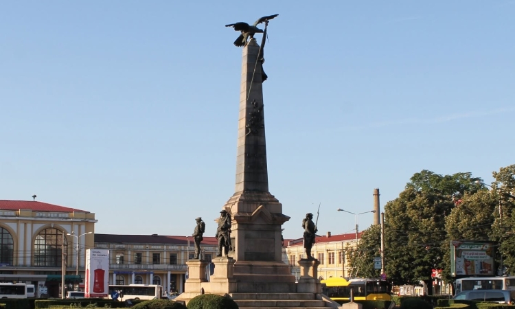 Un simbol al Ploieștiului se pregătește de restaurare. Monumentul Vânătorilor intră sub lupa specialiștilor
