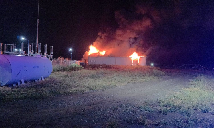 Pompierii din Prahova, chemați în sprijinul colegilor din Buzău. Incendiu de amploare la o hală cu baterii pentru stocarea energiei