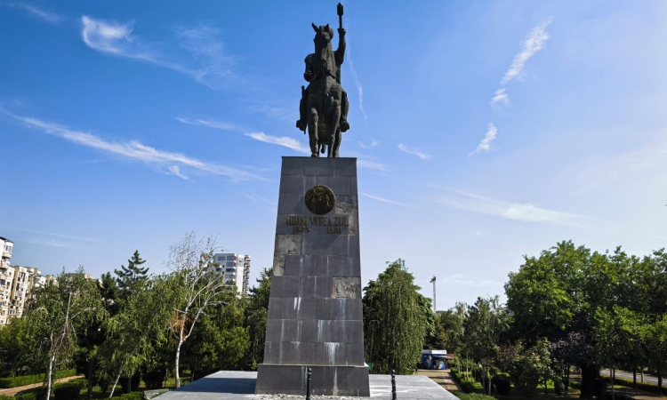 Statuia lui Mihai Viteazul din Ploiești, din nou victima nepăsării! Plăci sparte și căzute la baza monumentului, sigiliul tricolor a dispărut