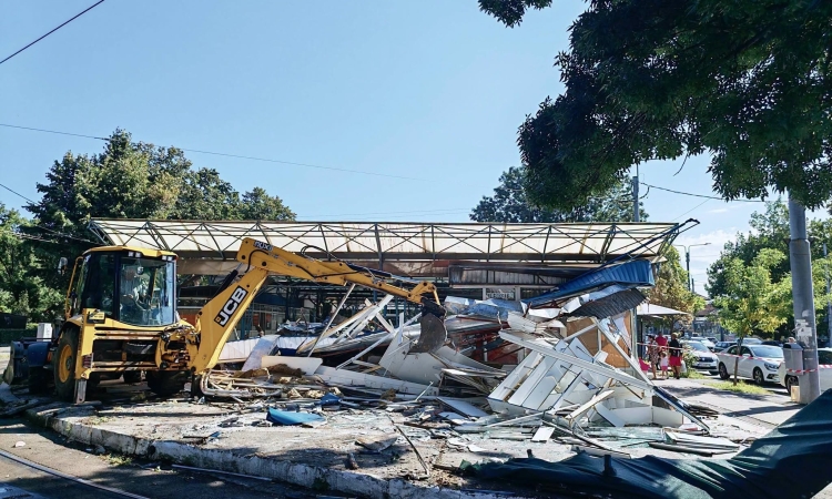 Toate chioșcurile de la Piața Sud a Ploieștiului au fost demolate. SGU anunță că lucrările au fost realizate conform graficului