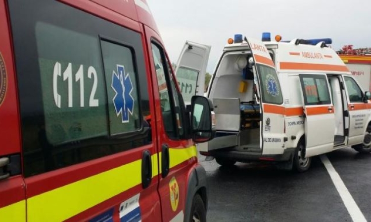 Trei minori și un adult, transportați la spital după ce au fost implicați într-un accident rutier, pe raza comunei Râfov