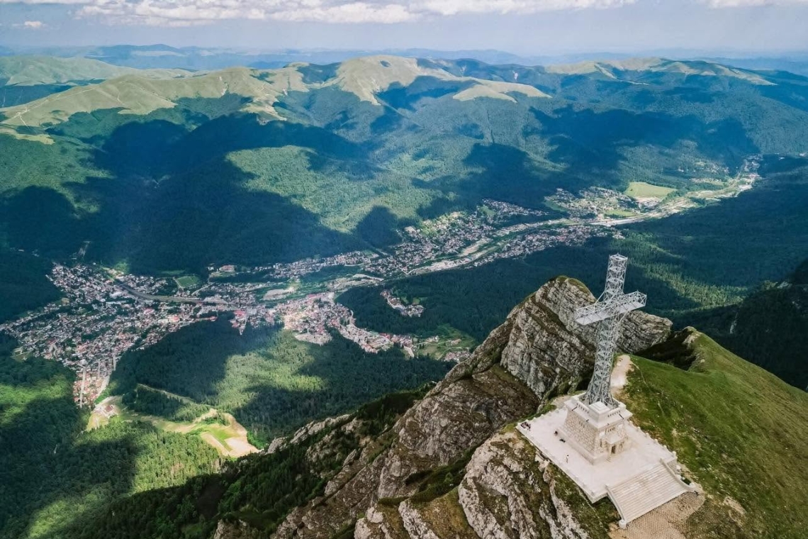 Crucea Eroilor de pe Caraiman ajunge la 98 de ani, mâine, de Sărbătoarea Înălțării Sfintei Cruci!