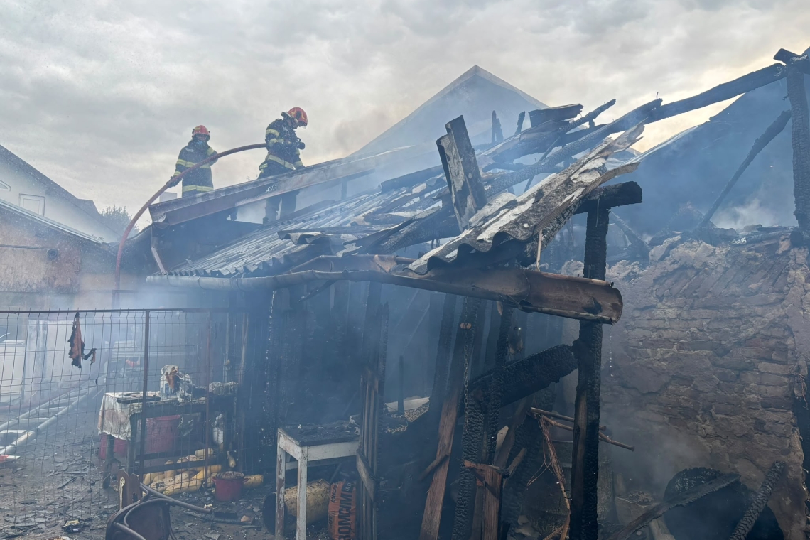 Incendiu în comuna Iordăcheanu. Pompierii intervin pentru stingerea flăcărilor