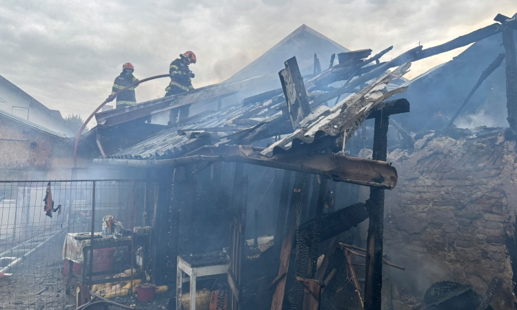 Incendiu în comuna Iordăcheanu. Pompierii intervin pentru stingerea flăcărilor