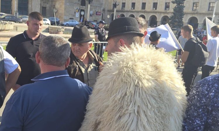Fermierii protestează în fața Guvernului. Sute de crescători de animale se află, marți dimineață, la ușa premierului demis Bolojan