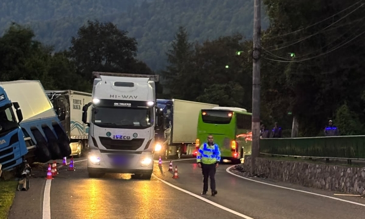 Trafic îngreunat pe DN1, la Sinaia, după ce un TIR a ieșit în afara carosabilului