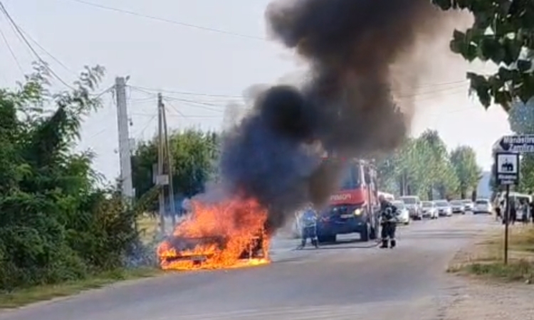 Autoturism în flăcări în comuna Dumbrăvești. O persoană s-a autoevacuat 