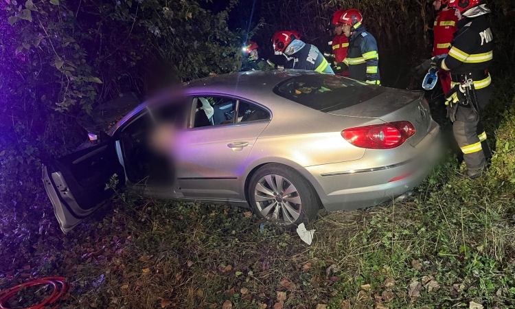 Tragedie pe DJ 140, la Puchenii Mari. Un tânăr a murit pe loc și un altul la spital, după ce mașina în care se aflau s-a izbit de un copac