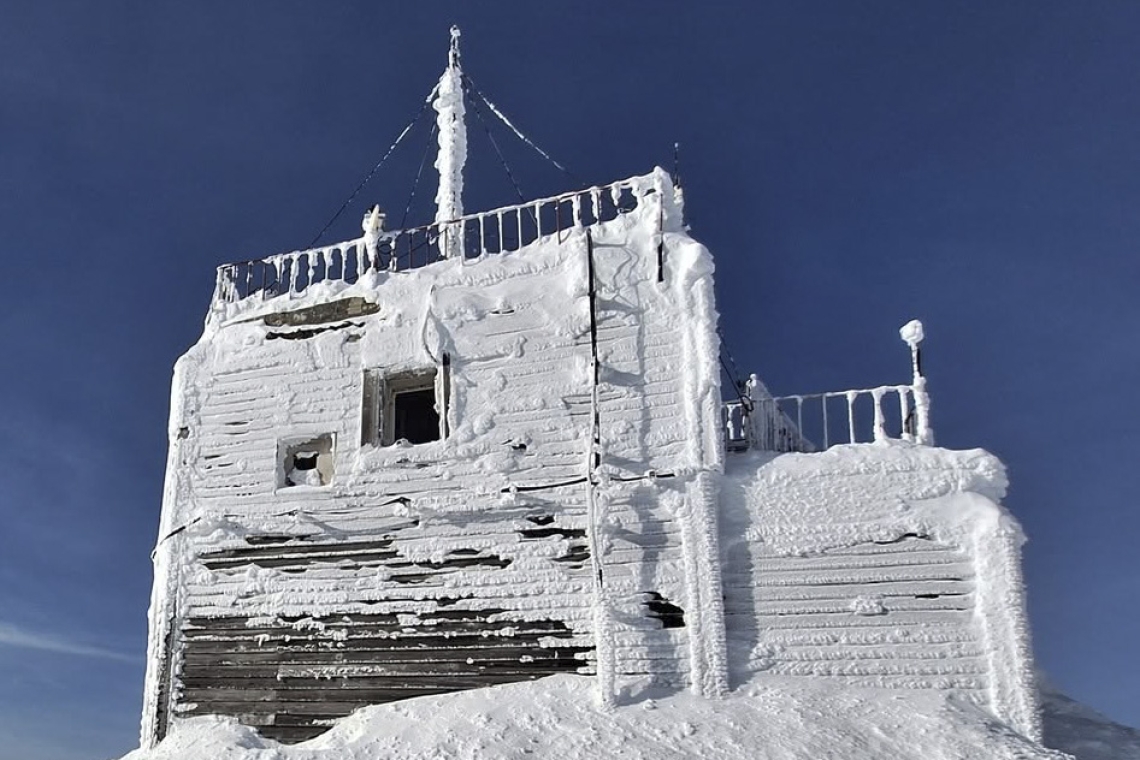 Frig de iarnă la Vârful Omu: -1,3 grade și chiciură, luni seară
