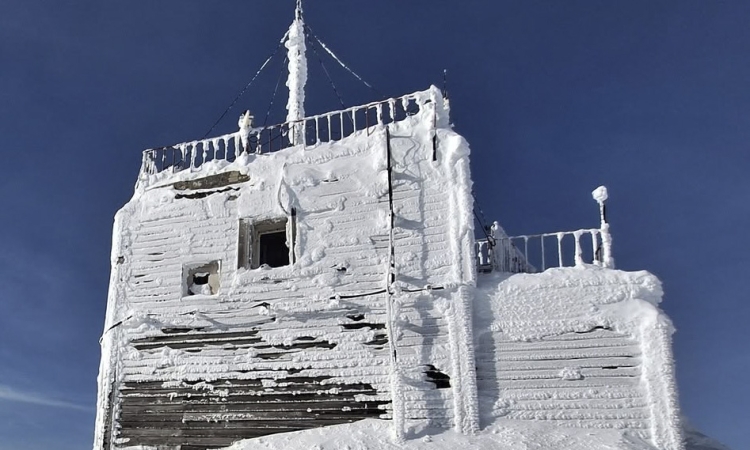 Frig de iarnă la Vârful Omu: -1,3 grade și chiciură, luni seară