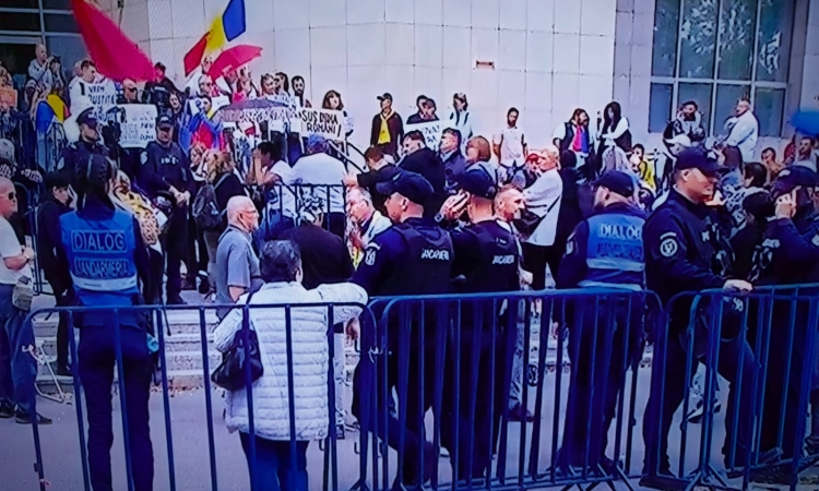 UPDATE: Georgescu, sub control judiciar! Zeci de persoane așteaptă decizia magistraților privind propunerea de arestare preventivă a lui Călin Georgescu