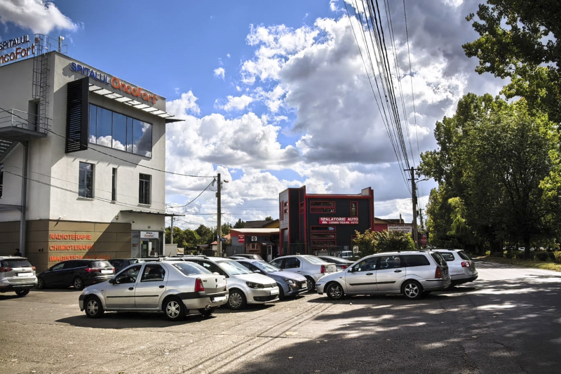 Spitalul OncoFort Ploiești, cu pacienții la tratament și mașinile pe strada Apelor! Autoturismele parcate în fața spitalului blochează vizibilitatea și îngreunează traficul în zonă, cu pericol de accidente