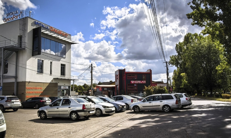 Spitalul OncoFort Ploiești, cu pacienții la tratament și mașinile pe strada Apelor! Autoturismele parcate în fața spitalului blochează vizibilitatea și îngreunează traficul în zonă, cu pericol de accidente