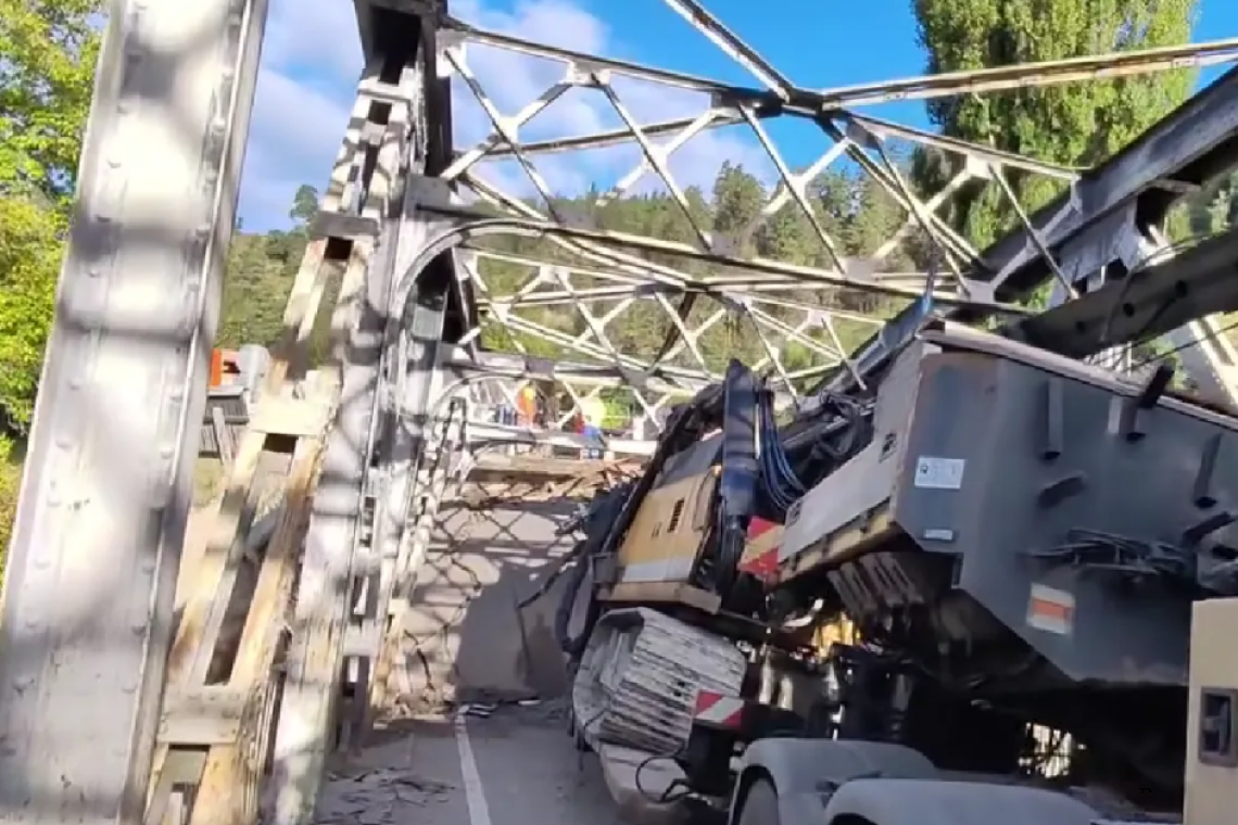 Pod prăbușit din cauza unui transport de mare tonaj pe DN12A. Structura respectivă avea restricție pentru autovehicule care depășesc 7,5 tone