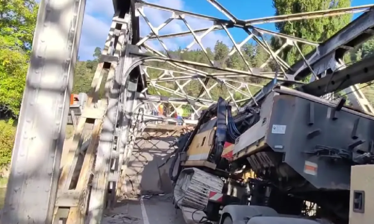 Pod prăbușit din cauza unui transport de mare tonaj pe DN12A. Structura respectivă avea restricție pentru autovehicule care depășesc 7,5 tone