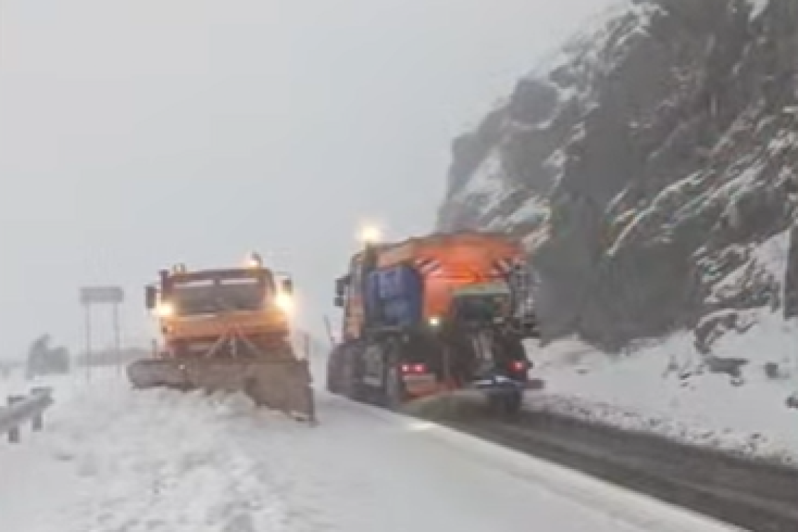 Iarnă în toată regula pe Transfăgărășan, pe 23 septembrie. Zăpadă și intervenții cu utilaje la Bâlea Lac