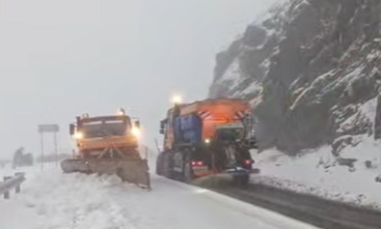 Iarnă în toată regula pe Transfăgărășan, pe 23 septembrie. Zăpadă și intervenții cu utilaje la Bâlea Lac