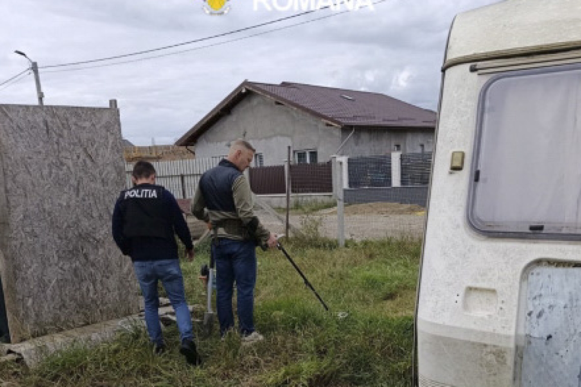 Bărbați arestați după ce au furat un kilogram de bijuterii din aur dintr-o locuință. O parte din pradă a fost îngropată în curtea unuia dintre suspecți