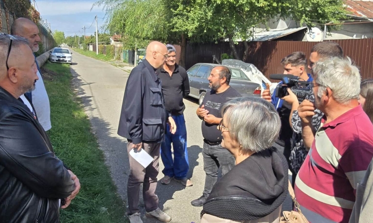 Nor de praf și mirosuri reclamate de locuitorii de lângă Rafinăria Vega. Prefectul Prahovei cere controale și termene clare pentru ecologizarea batalurilor