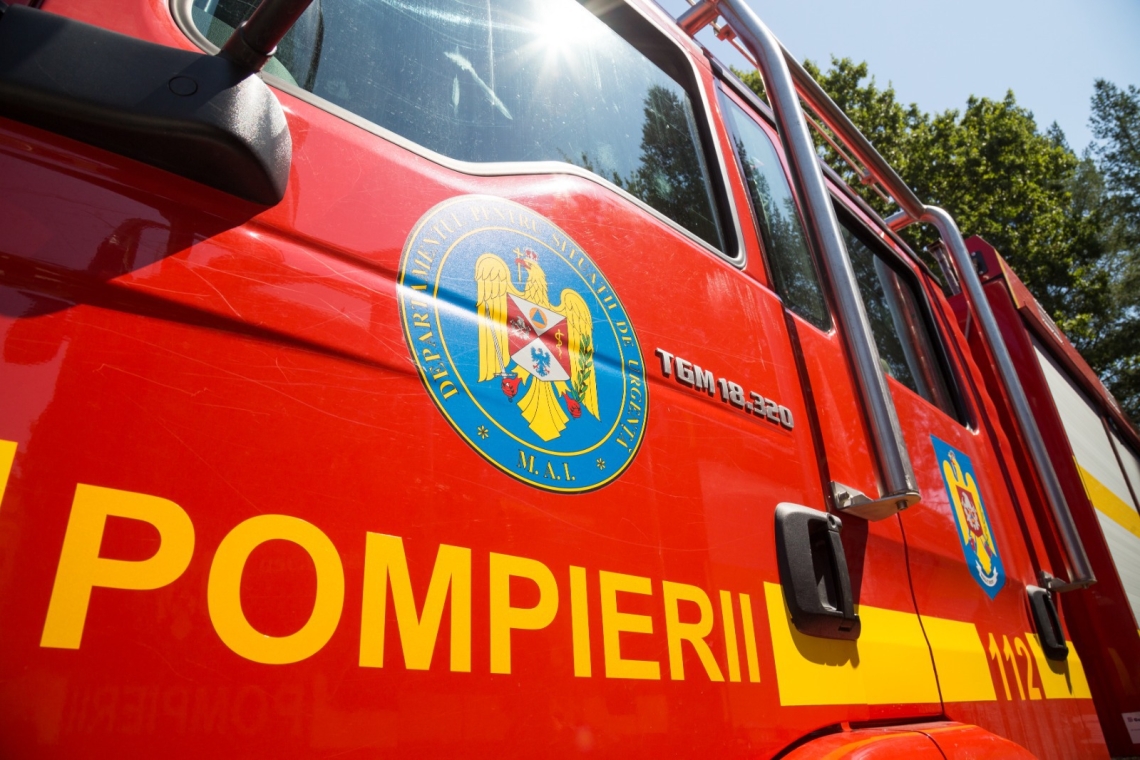 Incendiu puternic în satul Poiana Copăceni, comuna Gura Vitioarei. Acoperișul și podul unei case au fost cuprinse de flăcări