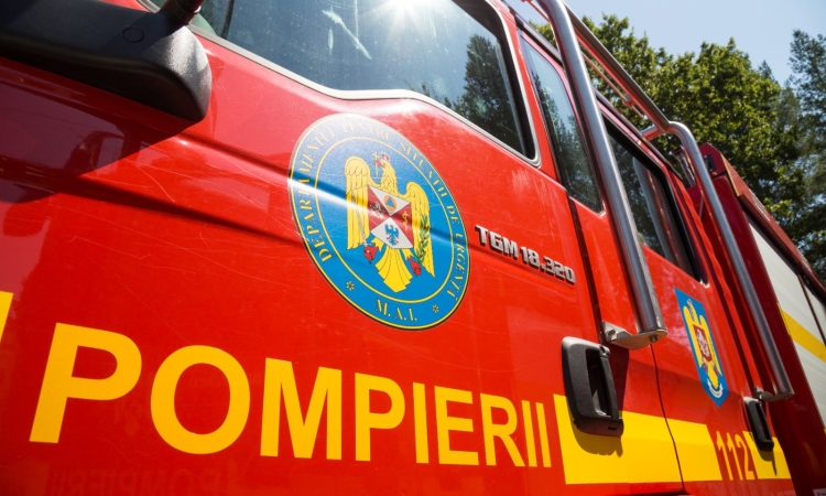 Incendiu puternic în satul Poiana Copăceni, comuna Gura Vitioarei. Acoperișul și podul unei case au fost cuprinse de flăcări