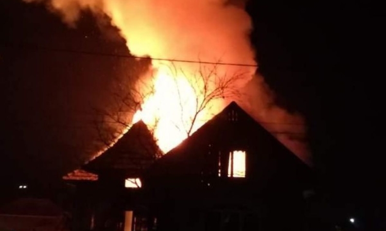 Două case, afectate de un incendiu, noaptea trecută, în comuna Cocorăștii Colț