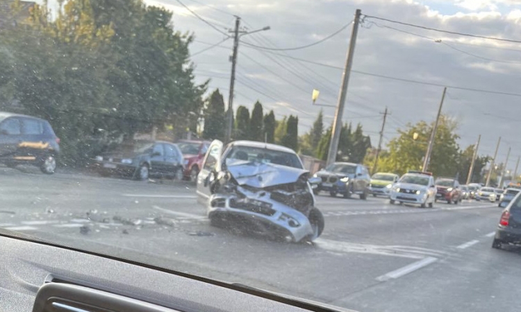 Coliziune între două autoturisme pe DJ 101D, la Tătărani. Două persoane au fost rănite și au fost transportate la spital