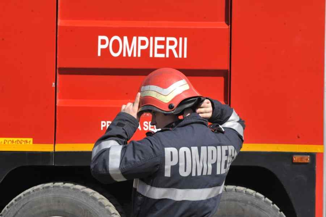 Incendiu într-un apartament din Sinaia, provocat de o defecțiune la hotă. Un bărbat de 52 de ani, scos de pompieri din locuință