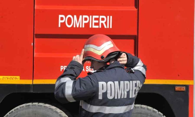 Incendiu într-un apartament din Sinaia, provocat de o defecțiune la hotă. Un bărbat de 52 de ani, scos de pompieri din locuință
