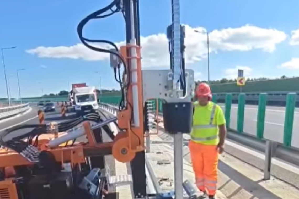Lucrări pentru siguranța traficului pe A7, între Dumbrava și Mizil. Peste 100 de elemente de parapet avariate au fost deja înlocuite