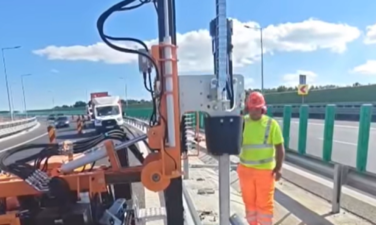 Lucrări pentru siguranța traficului pe A7, între Dumbrava și Mizil. Peste 100 de elemente de parapet avariate au fost deja înlocuite