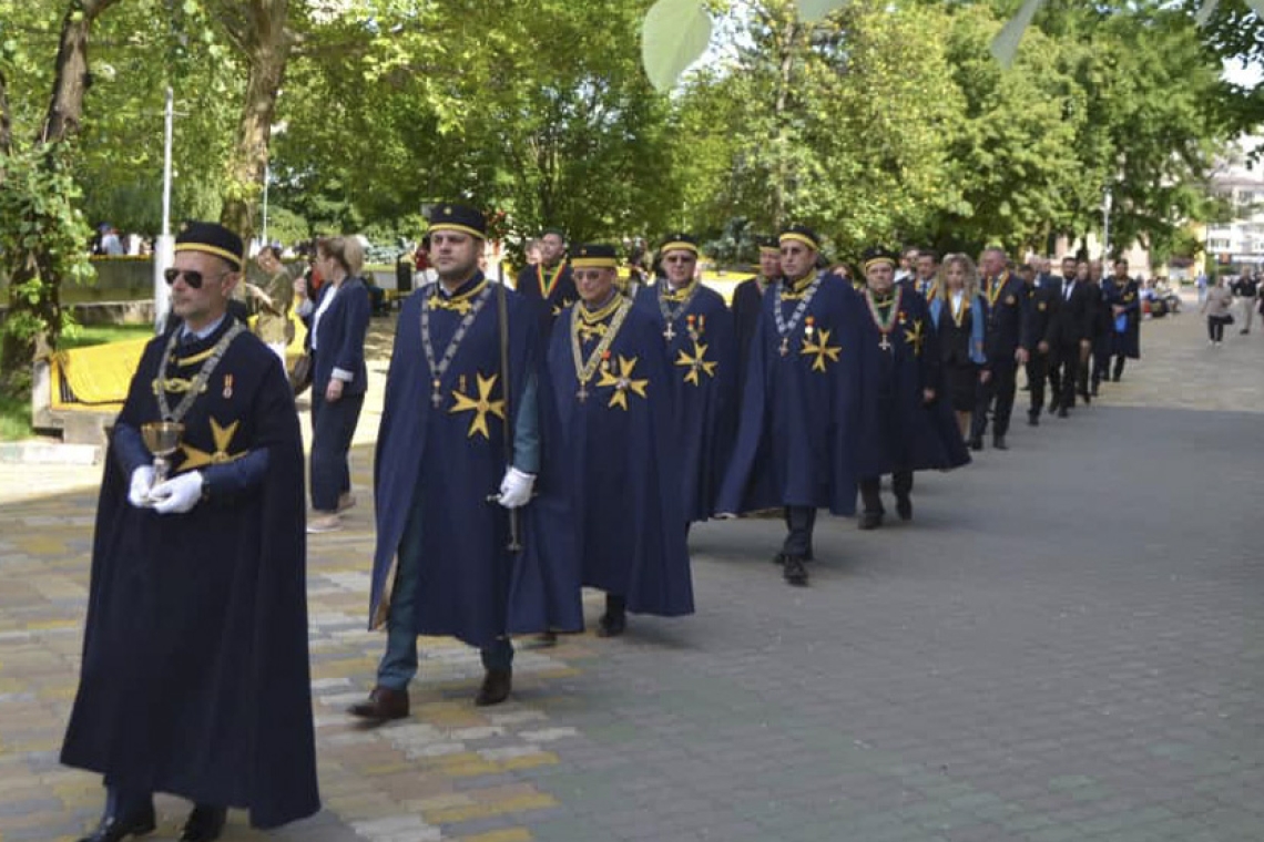 Eveniment inedit la Ploiești: Defilarea Cavalerilor Vinului, în cadrul ediției a doua a Zilei Naționale a Vinului și Gastronomiei Românești